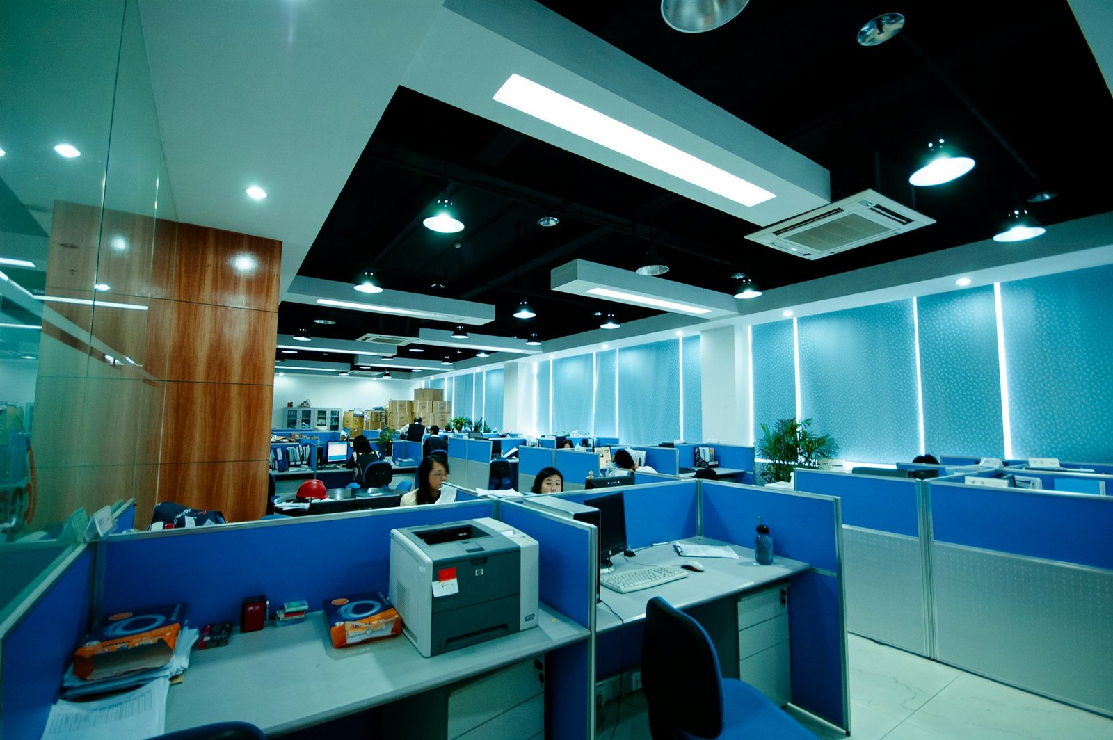 Bureaux modernes avec postes de travail