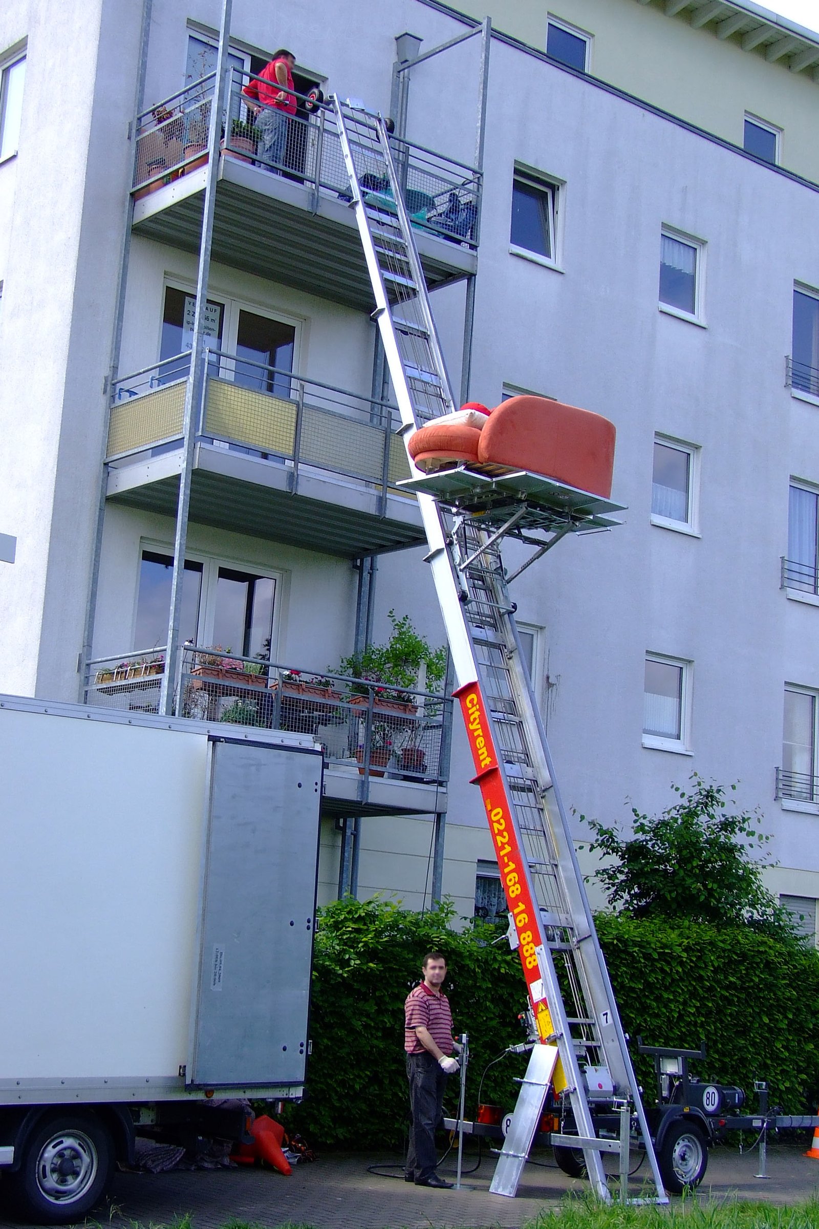 Monte-meubles extérieur utilisé devant un immeuble