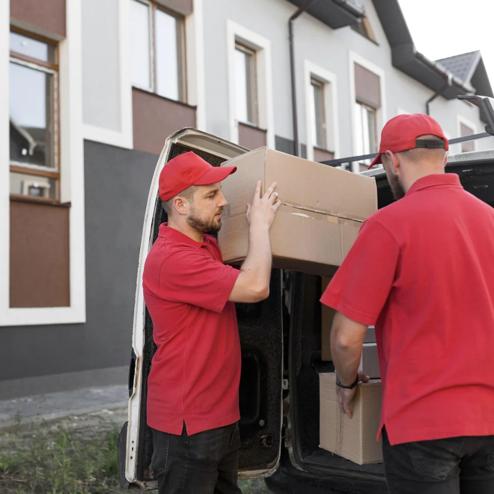Déménageurs portant des cartons