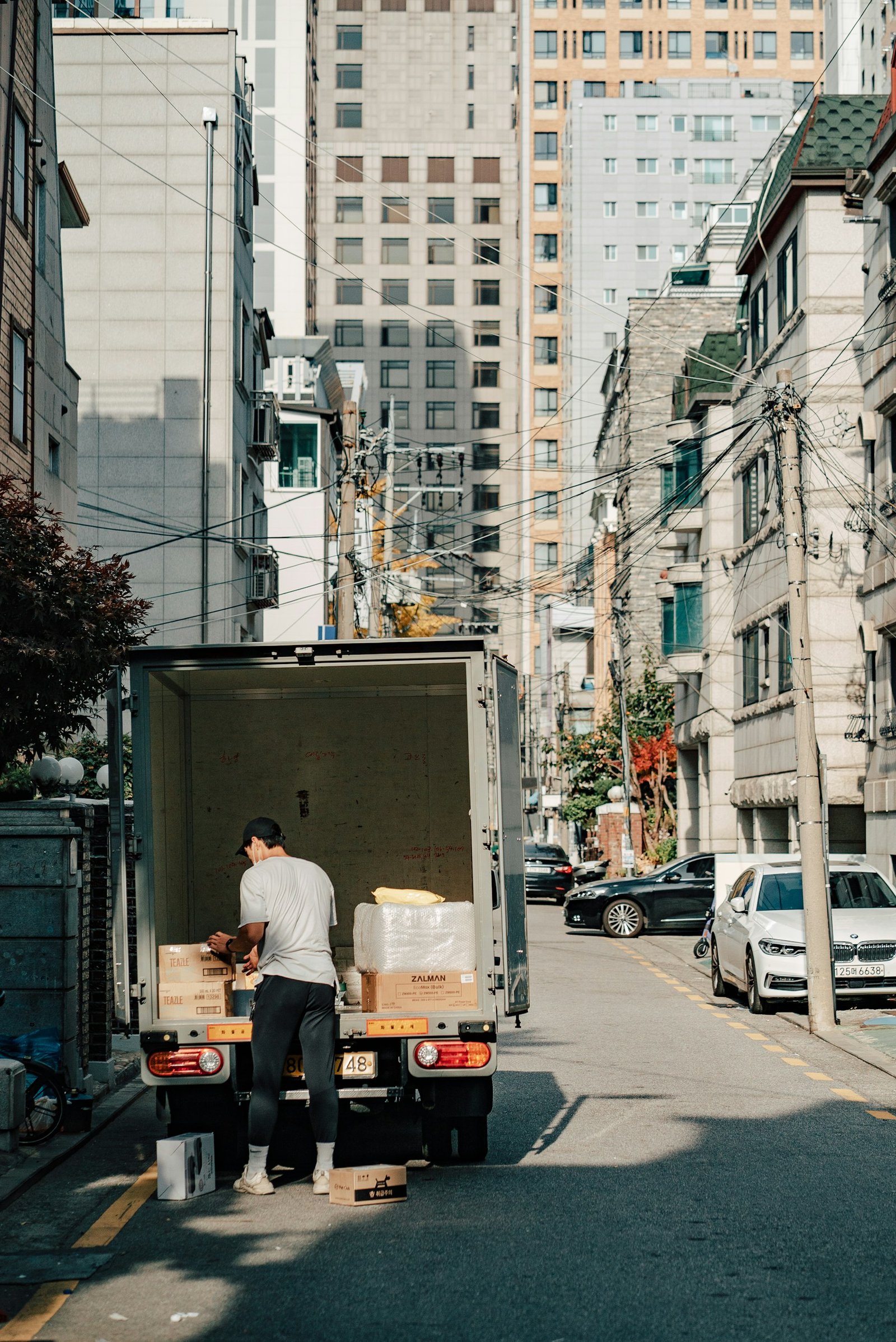 Chargement de cartons dans un camion de déménagement